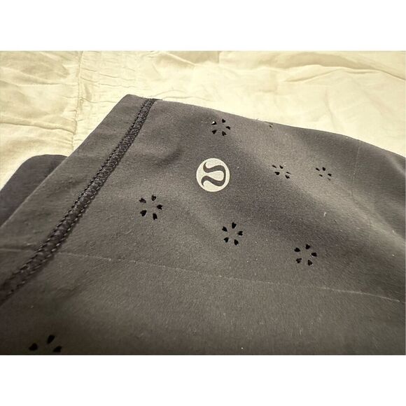 Lululemon Run Breeze size 8 black skirt. Shorts under with pockets. - Picture 4 of 9